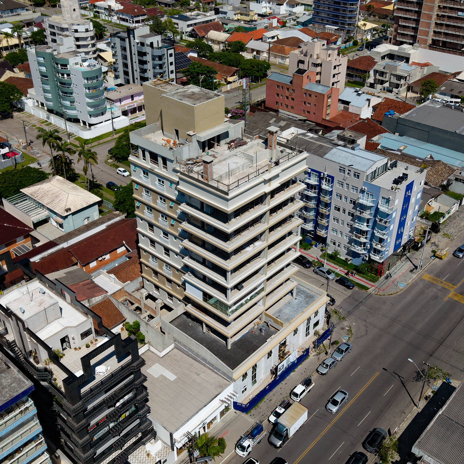 Janeiro de 2026 – Pastilhamento lateral, azulejo no 8º pvto e inicio das esquadrias